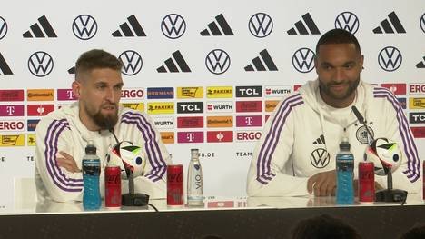 Auf einer Pressekonferenz der deutschen Fußballnationalmannschaft sprechen Jonathan Tah und Robert Andrich über die Worte, die ihr Vereinstrainer Xabi Alonso ihnen mit auf den Weg gegeben hat.