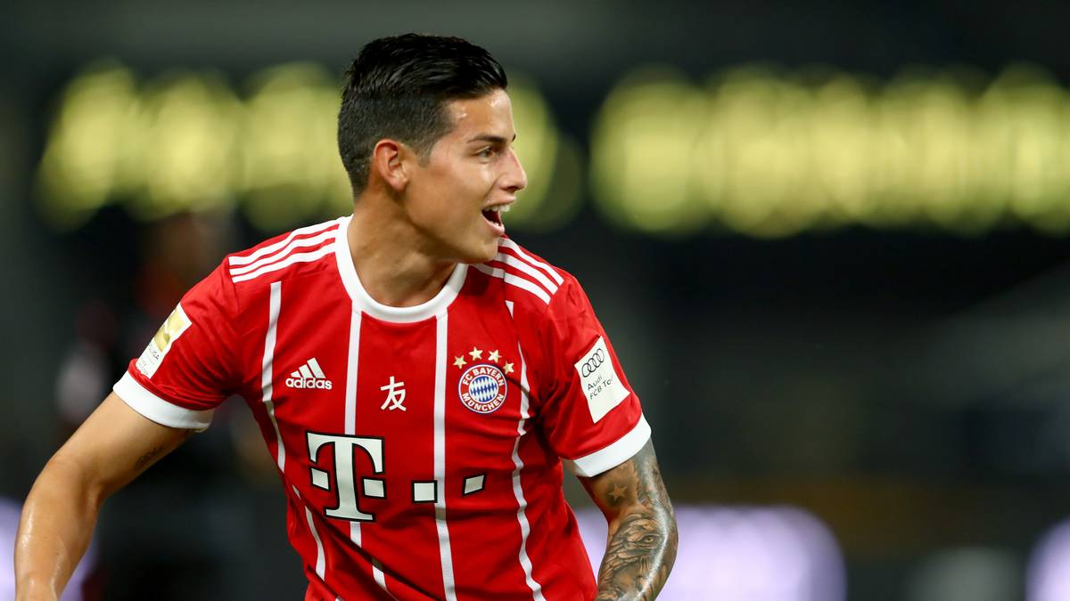 In Heimspielen läuft der FC Bayern 2017/18 in klassischem Rot-Weiß auf. Breite weiße Längsstreifen ziehen sich über das rot gehaltene Trikot, auch Hosen und Stutzen sind rot