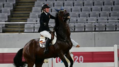 Annika Schleu versucht, ihr Pferd zu kontrollieren
