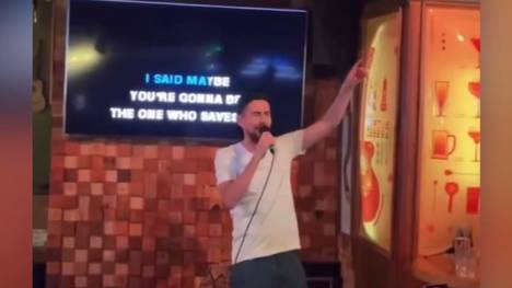 Der Mittelfeldmann vom FC Arsenal Jorginho trällert in seinem Urlaub 'Wonderwall' in einer Karaokebar.