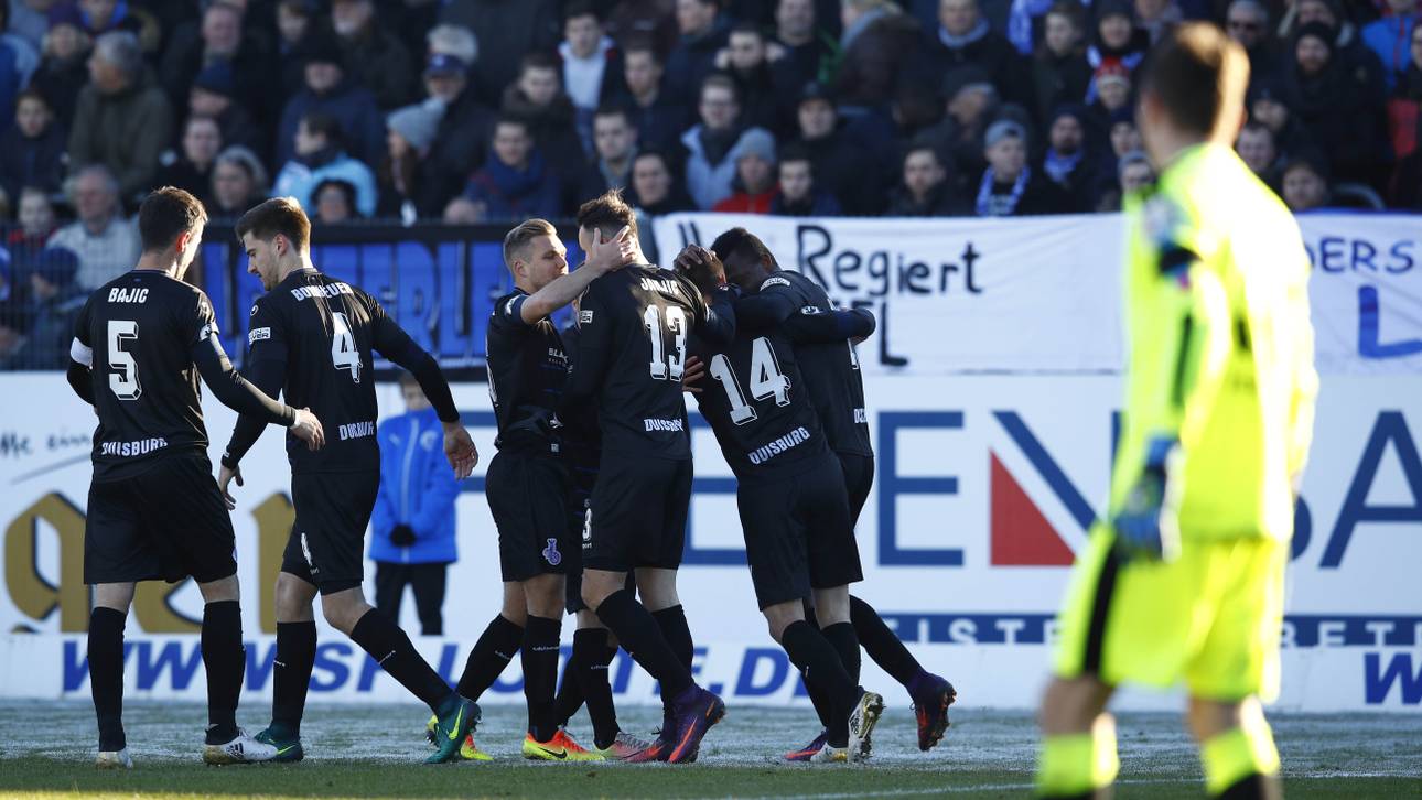 Duisburg erobert Spitze in Unterzahl