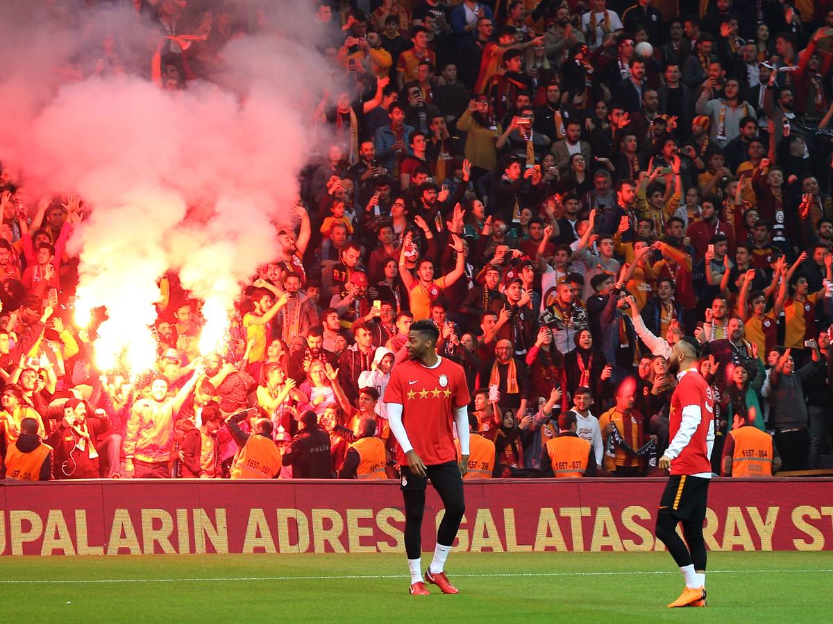 Super Lig Pyro Inferno Bei Training Von Galatasaray Istanbul