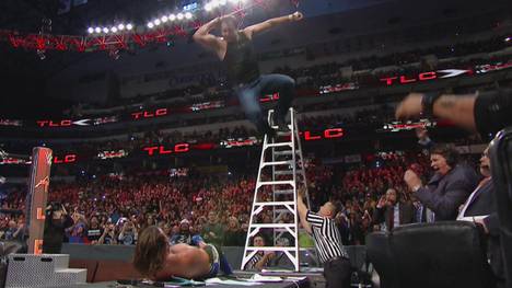 Dean Ambrose fliegt bei WWE TLC 2016 auf AJ Styles herab