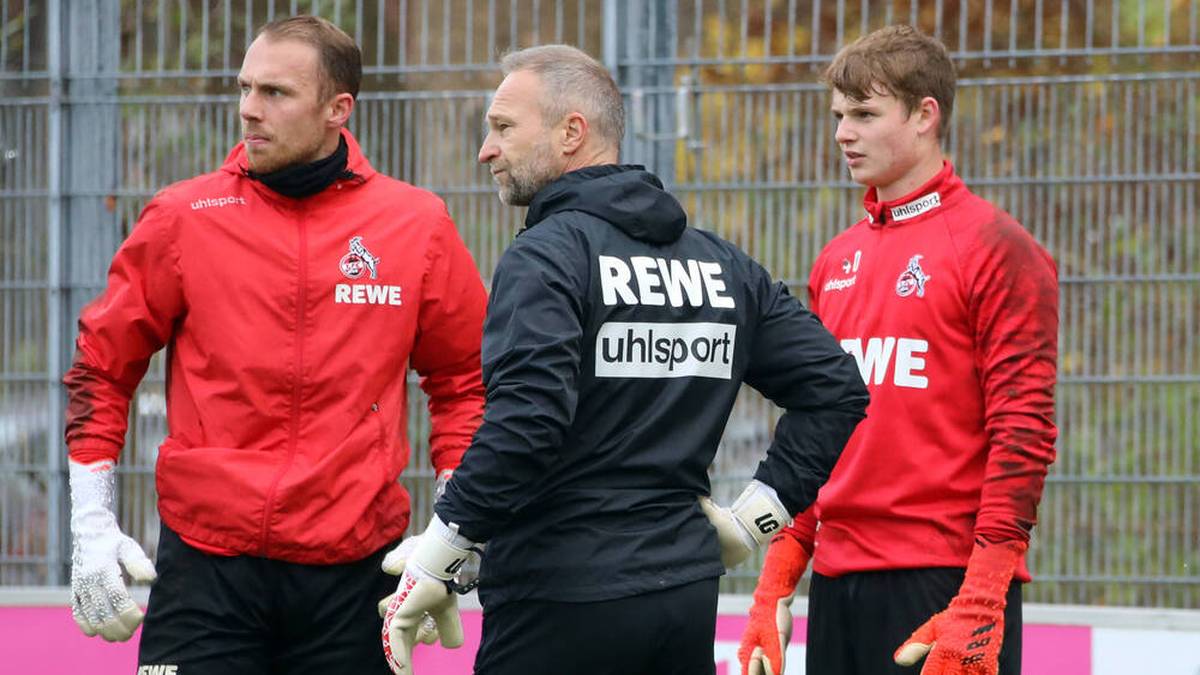 Torwarttrainer Uwe Gospodarek (M.) im Austausch mit Marvin Schwäbe (l.) und Jonas Urbig (r.)