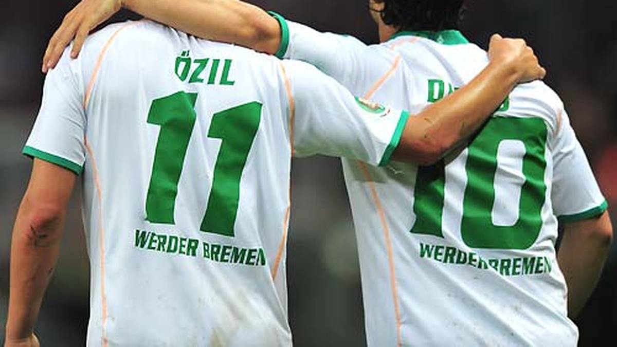 Von nun an ist der Name Özil in aller Munde. Angeleitet von Bremens Spielmacher Diego spielt sich Özil auch in den Fokus der Nationalmannschaft
