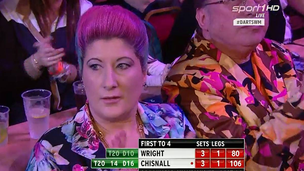 Sie steckt dahinter: Peter Wrights Frau Joanne, die sich selber extravagant kleidet. Rechts: Der Papa von "Snakebite" - ebenfalls in einem verrückten Outfit