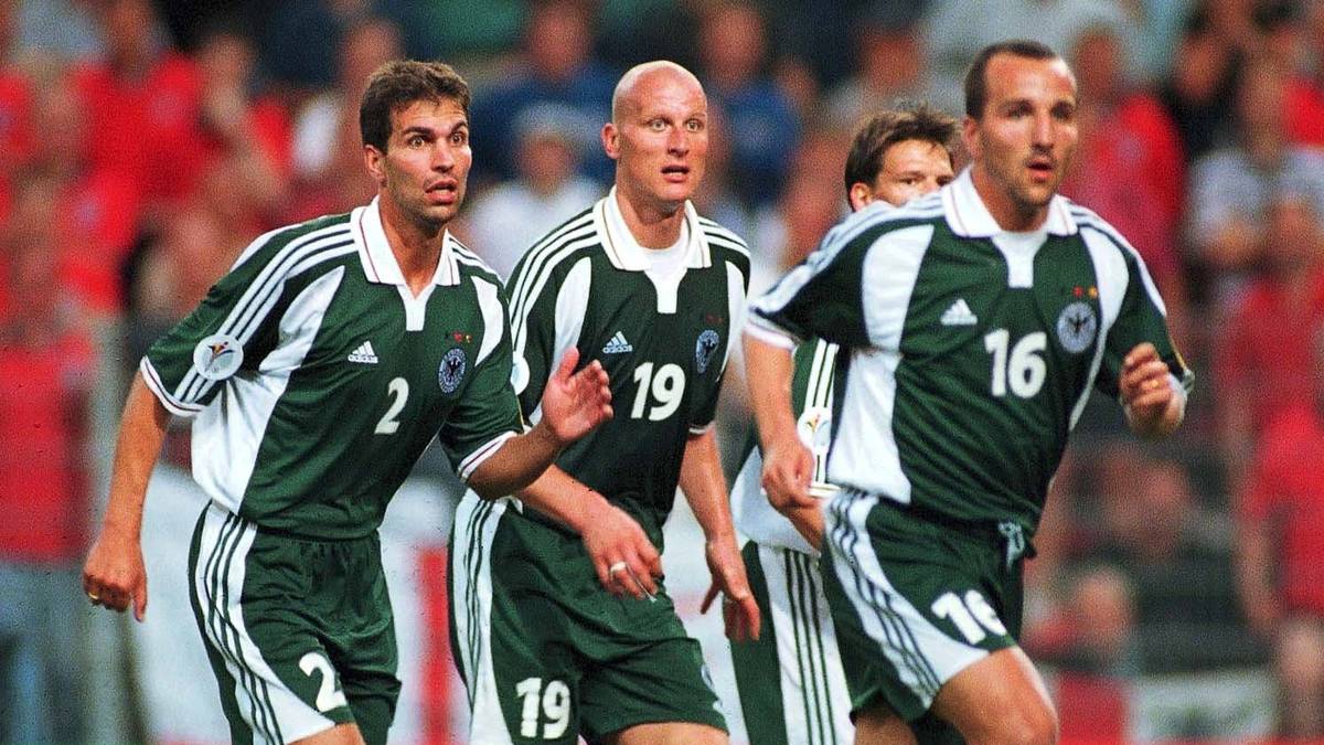 Das Ausweichtrikot war seinerzeit in einem dunklen Grün gehalten. Geschmackssache...