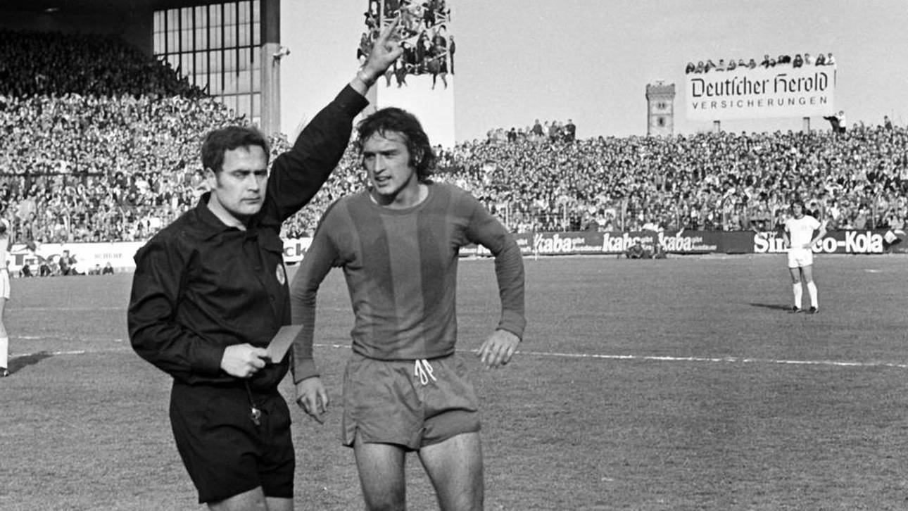 Heinz Aldinger schickt bei einem Bundesliga-Spiel 1971 Bayerns Franz "Bulle" Roth vom Feld