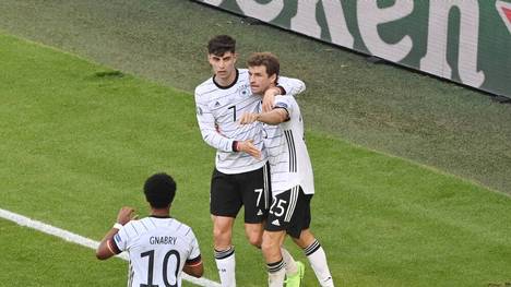 Kai Havertz (l.) löst Thomas Müller als jüngsten deutschen Torschützen bei einer EM oder WM ab