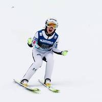 Bei der Skiflug-Premiere der Frauen in Vikersund wird der Rekord schnell weiter nach oben geschraubt. Katharina Althaus verpasst die Chance, sich in die Geschichtsbücher einzutragen.