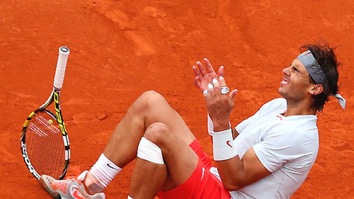 Bei den French Open, dem neunten Turnier 2013, setzt er sich nach einem hart umkämpften Halbfinale gegen Djokovic im Endspiel locker gegen David Ferrer durch - und geht erst einmal zu Boden. Bei der Siegerehrung verdrückt Nadal dann sogar ein paar Tränen