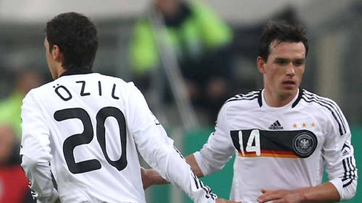 Am 11. Februar 2009 debütiert Özil, der zwischenzeitlich freiwillig seinen türkischen Pass abgegeben hat, in der Löw-Elf. Im Testspiel gegen Norwegen wird er in der 78. Minute für Piotr Trochowski eingewechselt