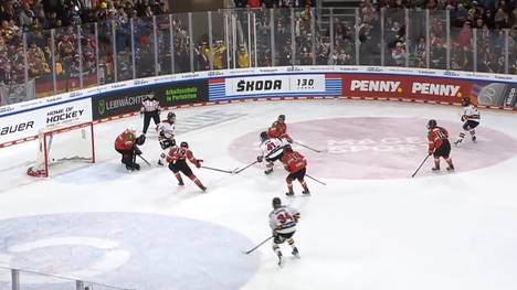 Mit einem rauschenden Torfest bezwingt Deutschland Ungarn und verteidigt den Titel im Deutschland Cup! Bereits nach zwei Dritteln stand es 5:0. Die erst 16-jährige Mathilda Heine glänzte unter acht verschiedenen Torschützinnen per Doppelpack. 