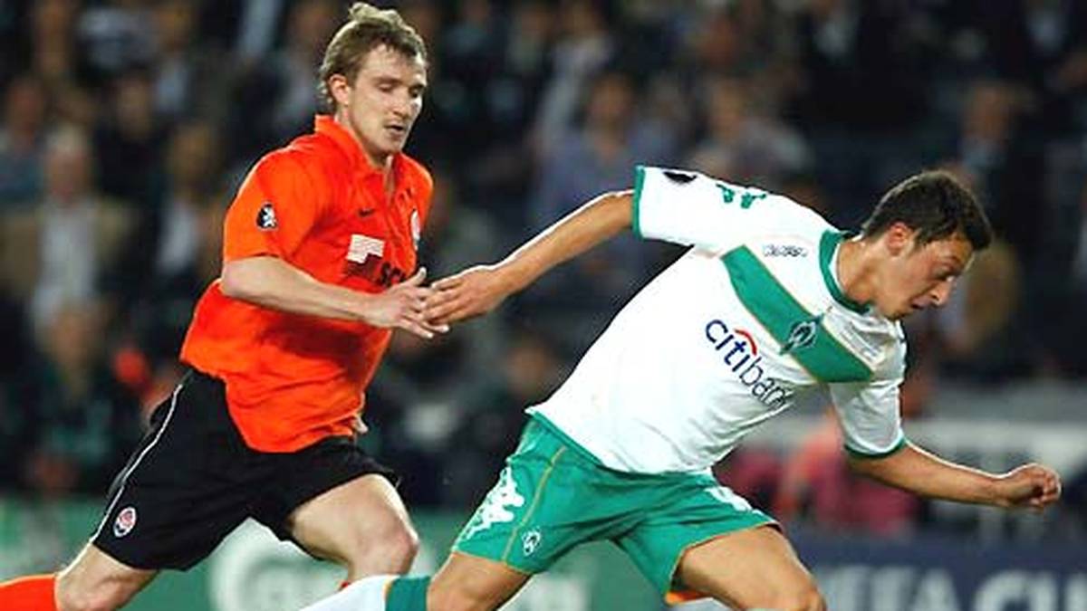 Mit Werder läuft es in der Bundesliga nicht rund, im UEFA-Cup erreichen die Bremer aber das Finale gegen Schachtjor Donezk. Özil soll den gesperrten Diego ersetzen, kann sich aber nicht stark in Szene setzen. Werder verliert nach Verlängerung mit 1:2