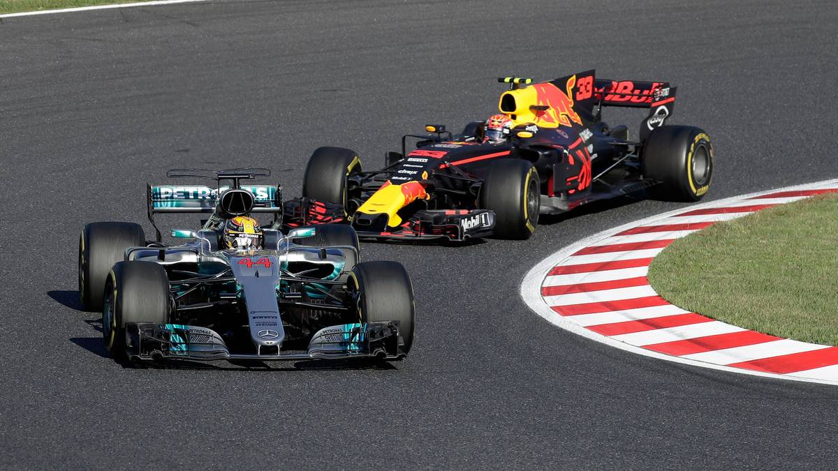 16. RENNEN, SUZUKA: Im Duell mit Verstappen dreht Hamilton in Japan den Spieß um. Diesmal verteidigt er sich verbissen gegen die Angriffe des Youngsters und schnappt sich den Sieg. Da Vettel wegen einer Zündkerze zum zweiten Mal ausscheidet und ohne Punkte bleibt, ist die endgültige Vorentscheidung im Titelkampf gefallen. WM-STAND: Hamilton - Vettel 306:247