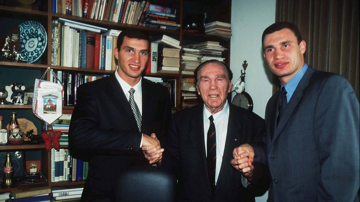 Max Schmeling empfing 1998 Wladimir (l.) und Vitali Klitschko