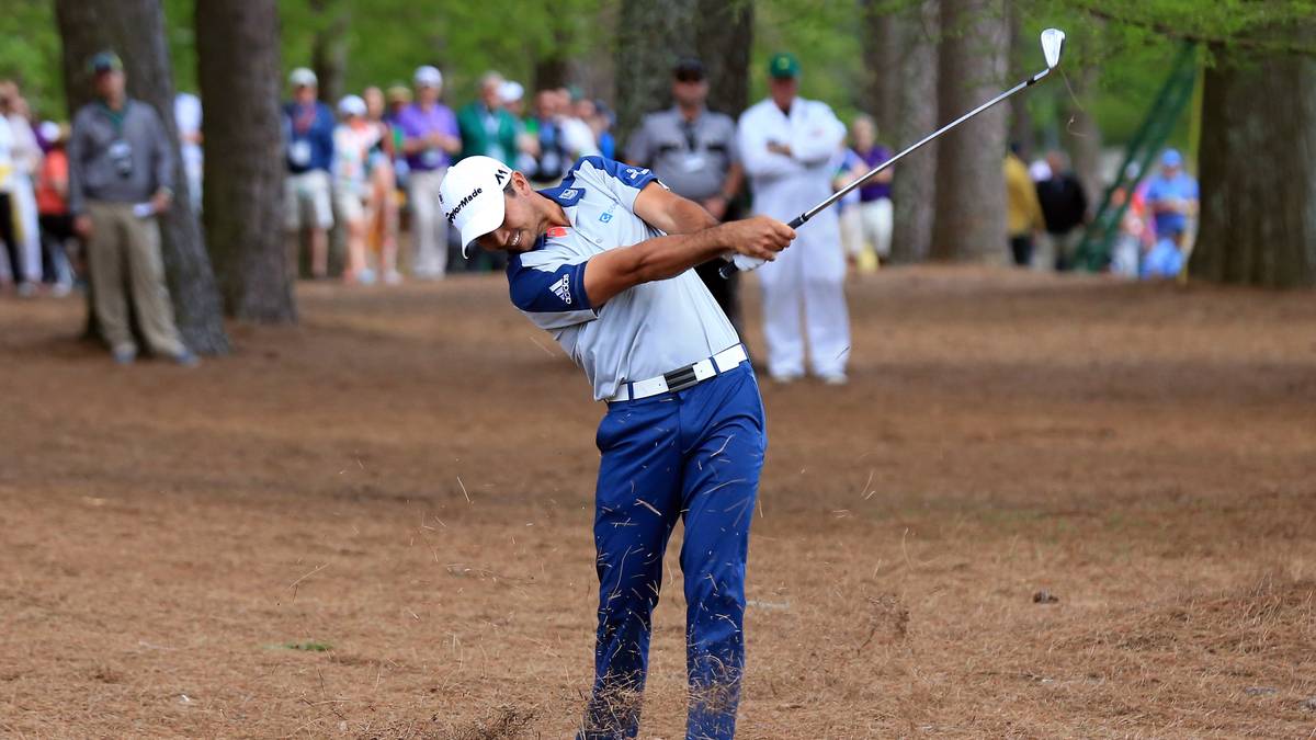 Etwas abseits des Grüns hält sich der Australier Jason Day auf