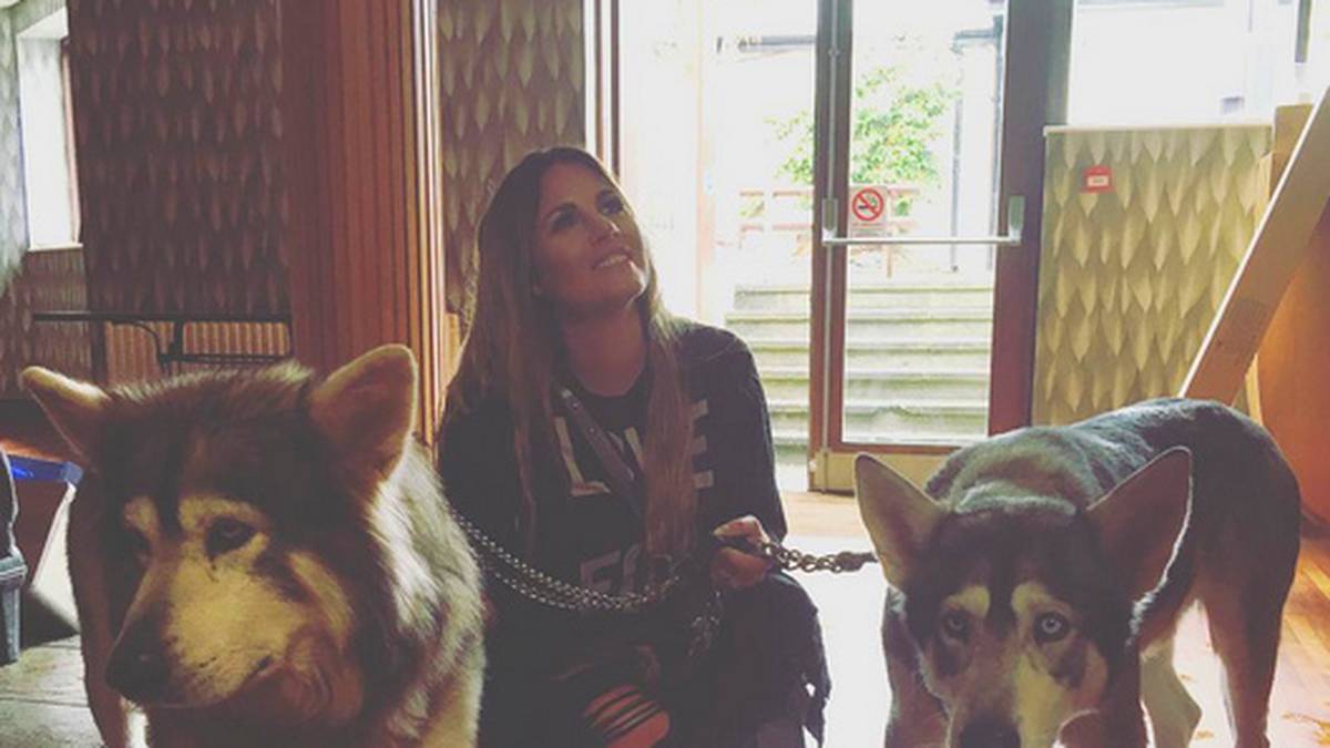 Jenny Schmelzer ist im "Game of Thrones"-Fieber. Zum Bild mit diesen beiden Huskies schreibt die Frau von BVB-Abwehrspieler Marcel Schmelzer: "Habe gerade die beiden Original-Schattenwölfe getroffen. #summer #greywind"