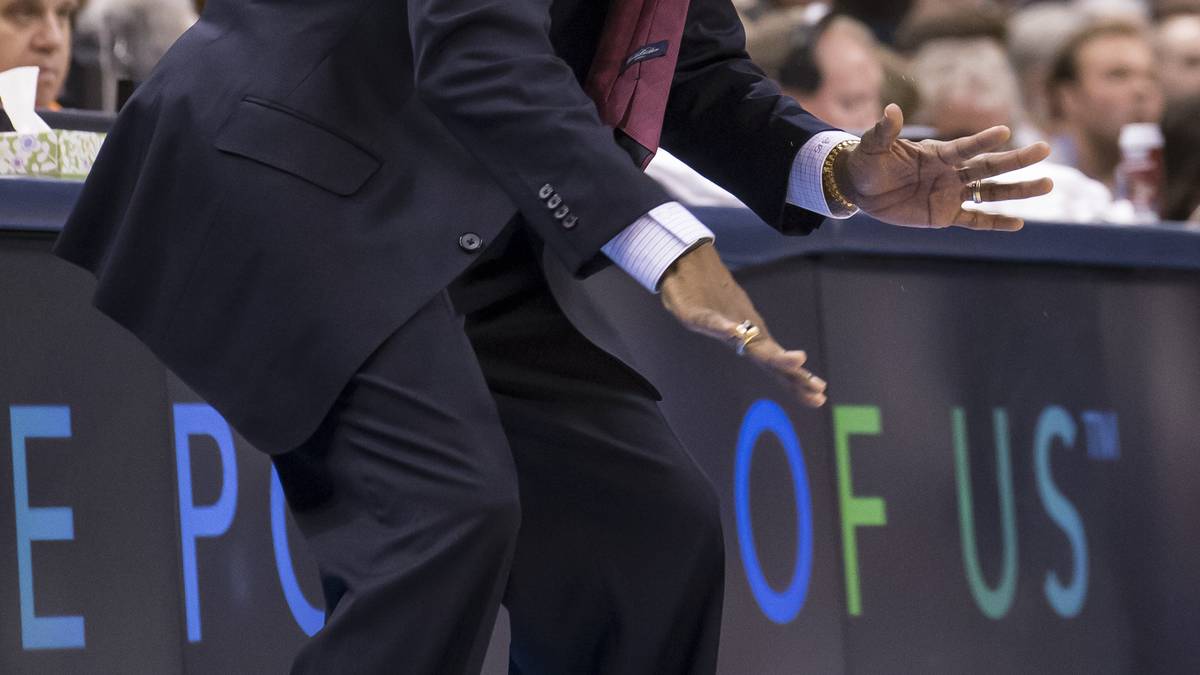 Dabei hatte Casey die Raptors mit der besten Bank der Liga auf Platz 1 im Osten gecoacht, aus den einst schwierigen und viel kritisierten Kyle Lowry und DeMar DeRozan ein formidables Backcourt-Duo geformt und gleichzeitig zahlreiche Rotationsspieler quasi aus dem Nichts zu Leistungsträgern gemacht und wurde von seinen Trainerkollegen zum Coach des Jahres gewählt. Sündenbock nach dem 0:4 gegen die Cavs war er dennoch