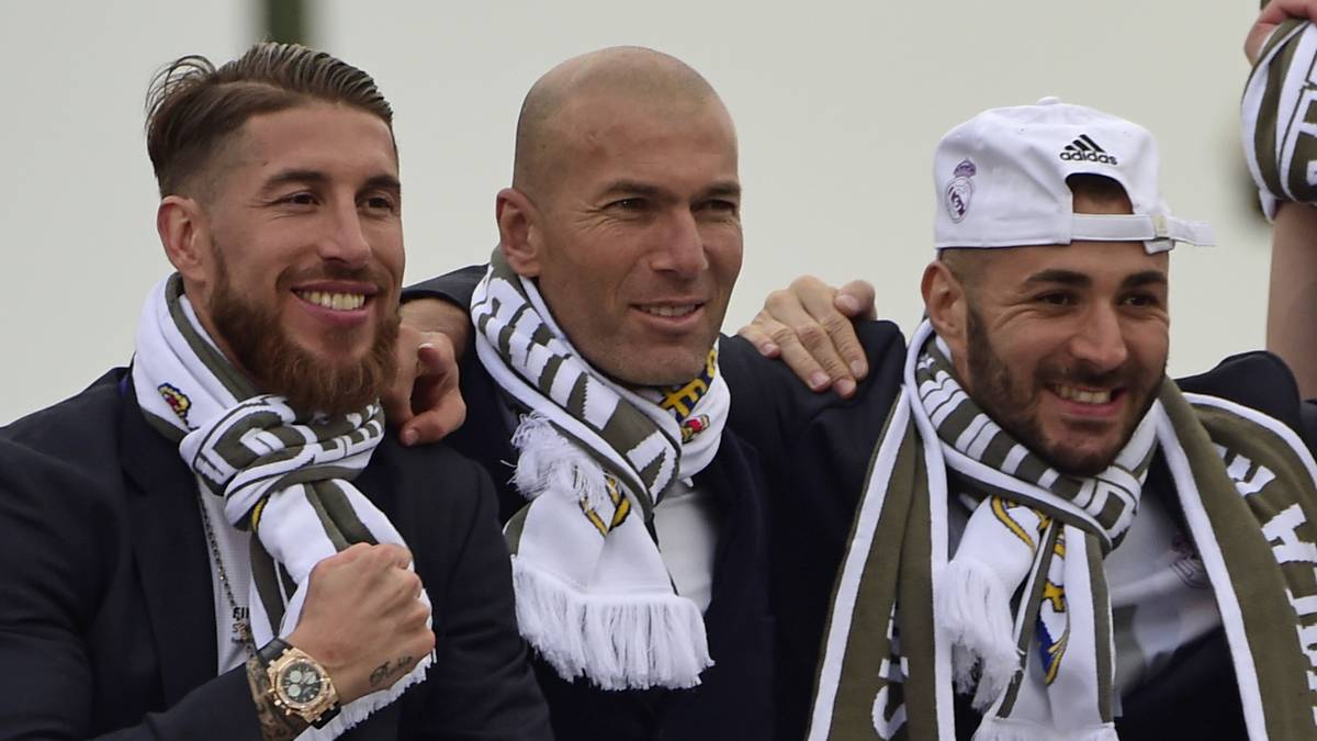 Jedoch soll auch das Verhältnis zu Zidane nicht immer das beste gewesen sein. Berichten zufolge soll Ramos mitverantwortlich für Zidanes Rücktritt im Sommer gewesen sein, als es einen Streit um die Anreise der Mannschaft zum Champions-League-Finale in Kiew gab. Kritiker merken schon länger an, dass Ramos zuviel Macht im Klub habe