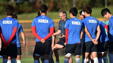 Uli Stielike beim Training mit Südkoreas Nationalmannschaft