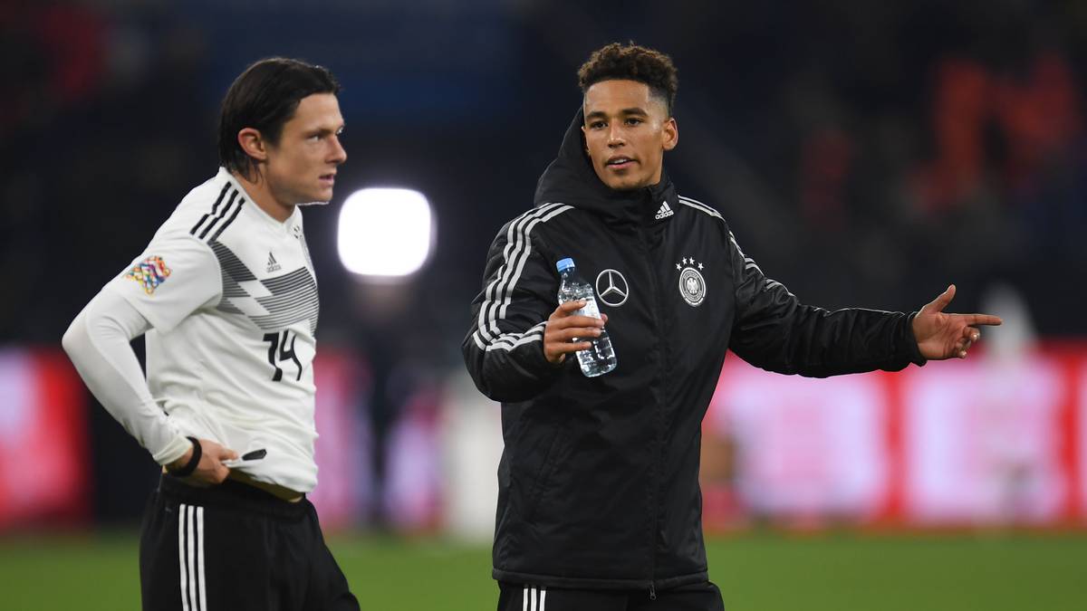 DEUTSCHLAND - "SZ": "Voetbal totaal verrückt. Das DFB-Team verspielt spät einen 2:0-Vorsprung gegen die Niederlande. Dennoch war es für die Elf von Joachim Löw das beste Spiel eines verkorksten Jahres"