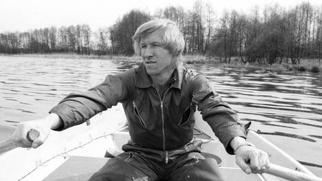 Horst Hrubesch 1979 in einem Ruderboot