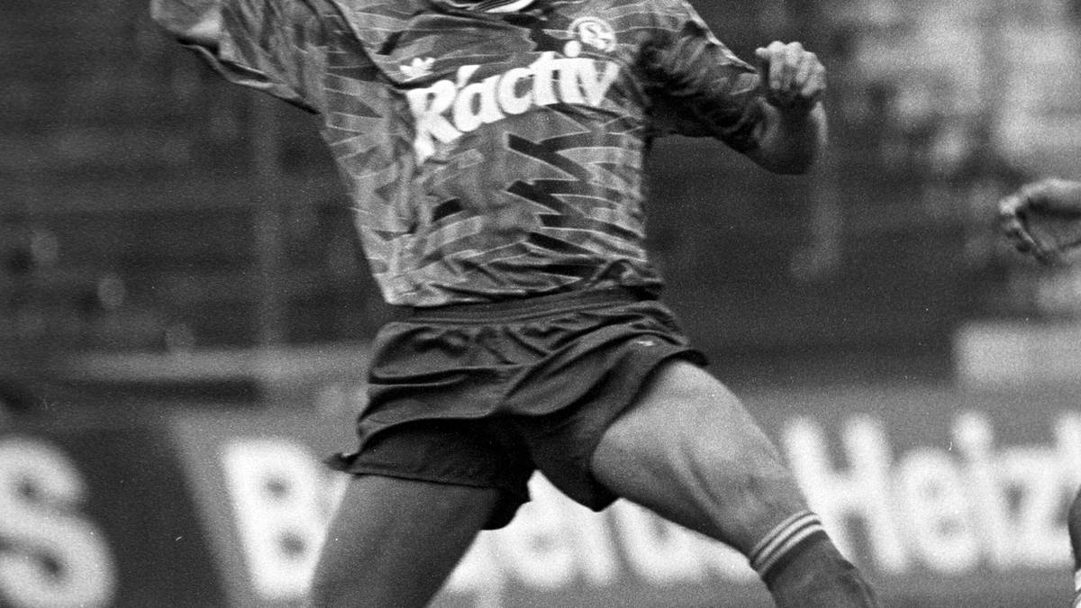 Platz 19: 1991 setzt Schalkes späterer Manager Andreas Müller einen Fallrückzieher für die Königsblauen gegen Kaiserslautern in den Winkel 