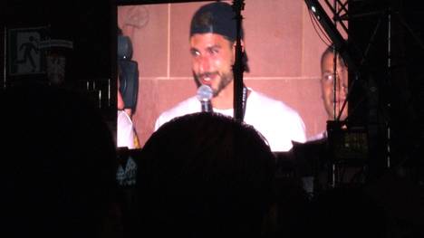 Kevin Trapp wird bei der Titelfeier auf dem Römer emotional, als er über den Triumph mit der Eintracht spricht. Die Fans feiern den Torhüter.