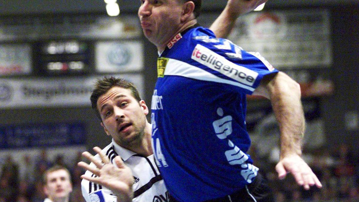 Jochen Fraatz kehrt in der Saison 2001/2002 mit 38 Jahren noch einmal zum Handballsport zurück und hilft beim TBV Lemgo aufgrund von Verletzungssorgen aus. In seiner Laufbahn gewinnt Fraatz drei Mal die Deutsche Meisterschaft und wird vier Mal DHB-Pokalsieger