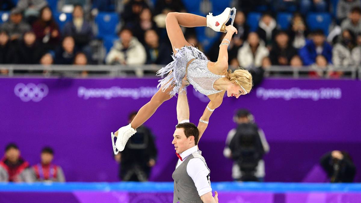 Hellwach sein müssen seine Teamkollegen Aljona Savchenko und Bruno Massot bei solchen Figuren