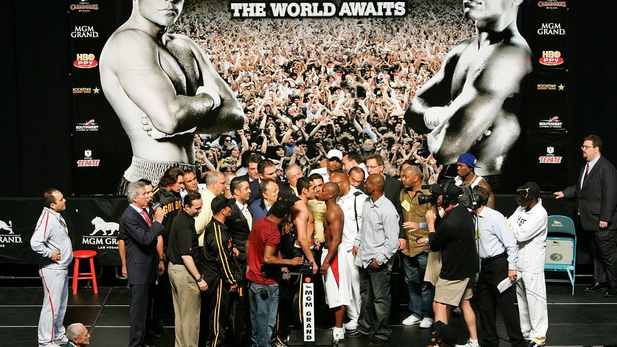 Goldjunge? War das nicht eigentlich wer anders? Richtig, 2007 stellt sich Mayweather dem "Golden Boy" Oscar de la Hoya. Es ist der bis dahin lukrativste Kampf der Boxgeschichte: 165 Millionen Dollar TV-Einnahmen, zusammen 77 Millionen Dollar Kampfbörse