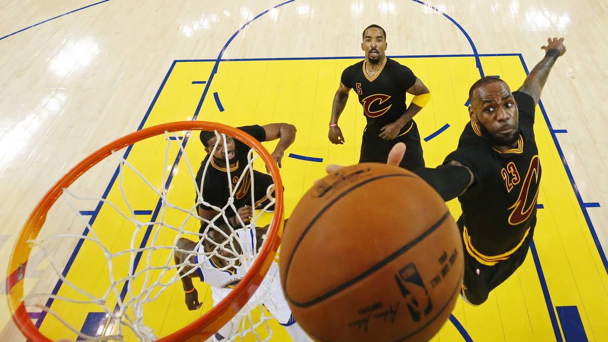 Bei seiner siebten Finalserie in Folge gelingt ihm als erster Spieler ein Triple-Double-Schnitt. Trotzdem kann James die 1:4-Niederlage in der Neuauflage des Finals von 2015 und 2016 nicht abwenden