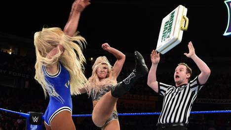 Carmella (l.) griff bei WWE SmackDown Live nach dem Titel von Charlotte Flair