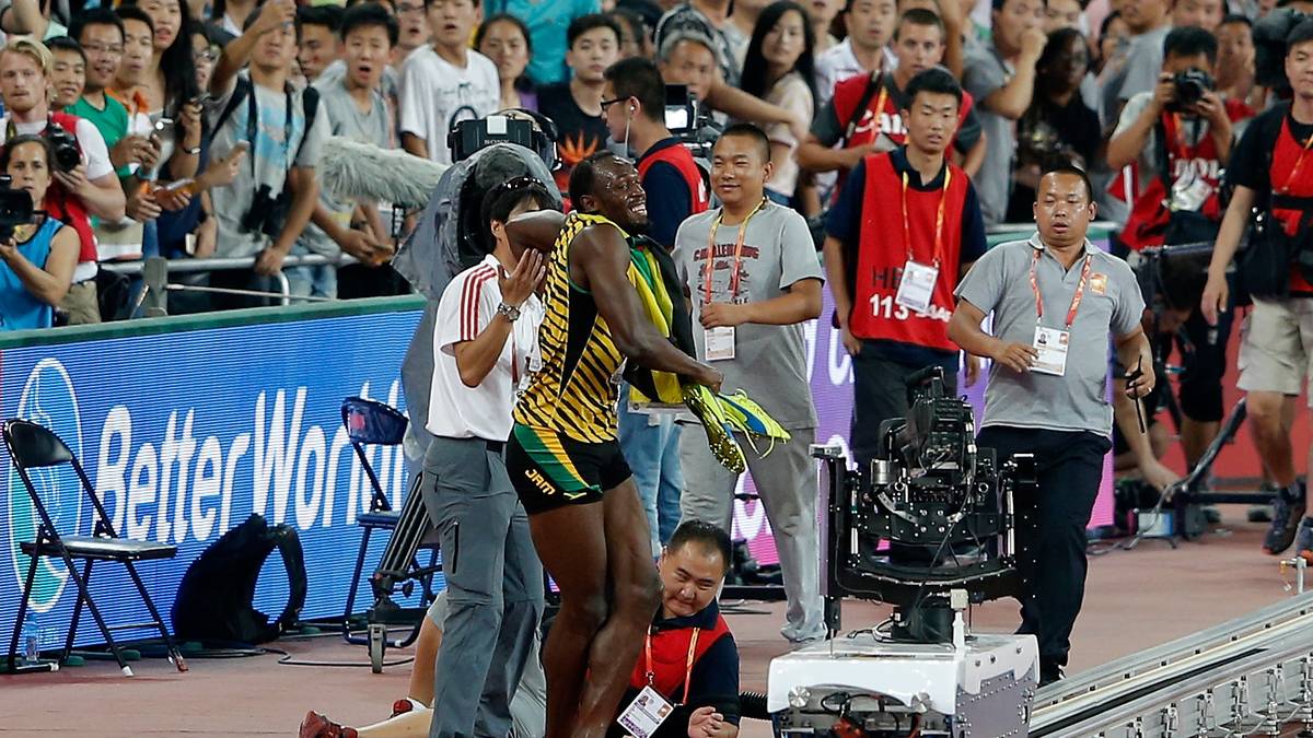 Wenig später ereignet sich Kurioses rund um den Supersprinter. Zuerst wird Bolt von einem chinesischen Kameramann auf einem Segway über den Haufen gefahren ...