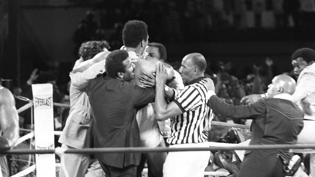 Entscheidend für dieses Ranking aber natürlich: seine sportliche Extraklasse. Er besiegte seine großen Zeitgenossen Frazier, Norton, Foreman - der Sieg über Letzteren im "Rumble in the Jungle" machte ihn zum ersten zweimaligen Schwergewichts-Weltmeister