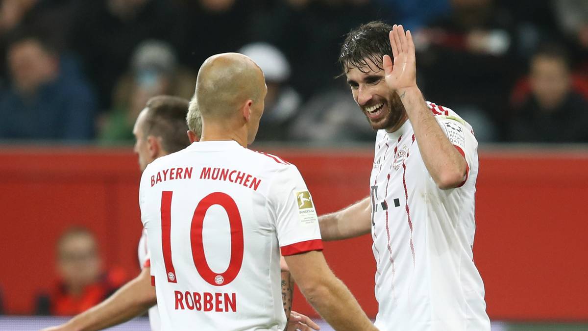 Der Spanier (r.) feiert seinen Treffer zusammen mit Arjen Robben. Mit der knappen Führung für den deutschen Rekordmeister geht es in die Pause