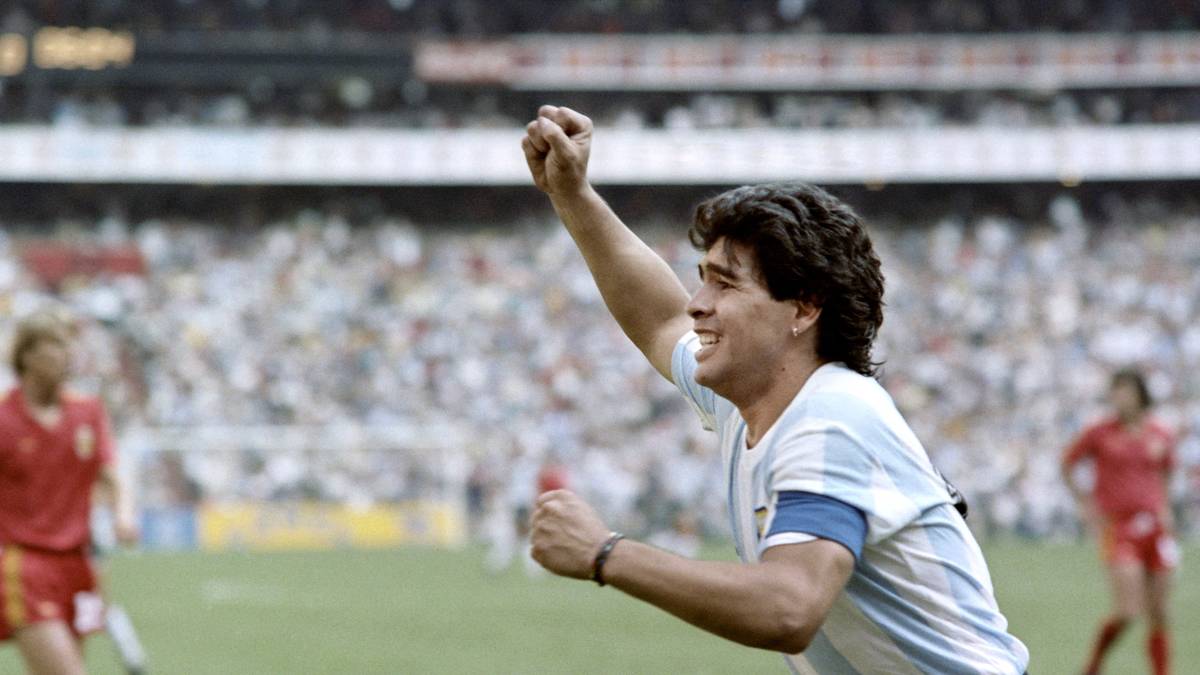 PLATZ 4: DIEGO MARADONA - In seiner argentinischen Heimat wird "Die Zehn" wie ein Gott verehrt, gilt für viele als bester Fußballer des 20. Jahrhunderts und als das Mittelfeld-Genie schlechthin. Gewann 1986 mit Argentinien auch den WM-Titel, der seinem Erben Messi bis heute fehlt