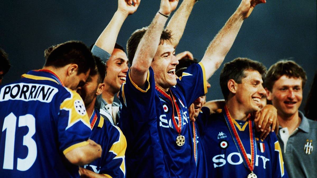 Bei der ersten Teilnahme schafft Juventus direkt den großen Wurf. In einem packenden Finale gegen Ajax Amsterdam steht es am 22. Mai 1996 nach 120 Minuten 1:1. Nachdem Ajax zwei Elfmeter im Entscheidungsschießen vergibt, besiegelt Vladimir Jugovic den ersten und bis heute einzigen Champions-League-Triumph für die Bianconeri
