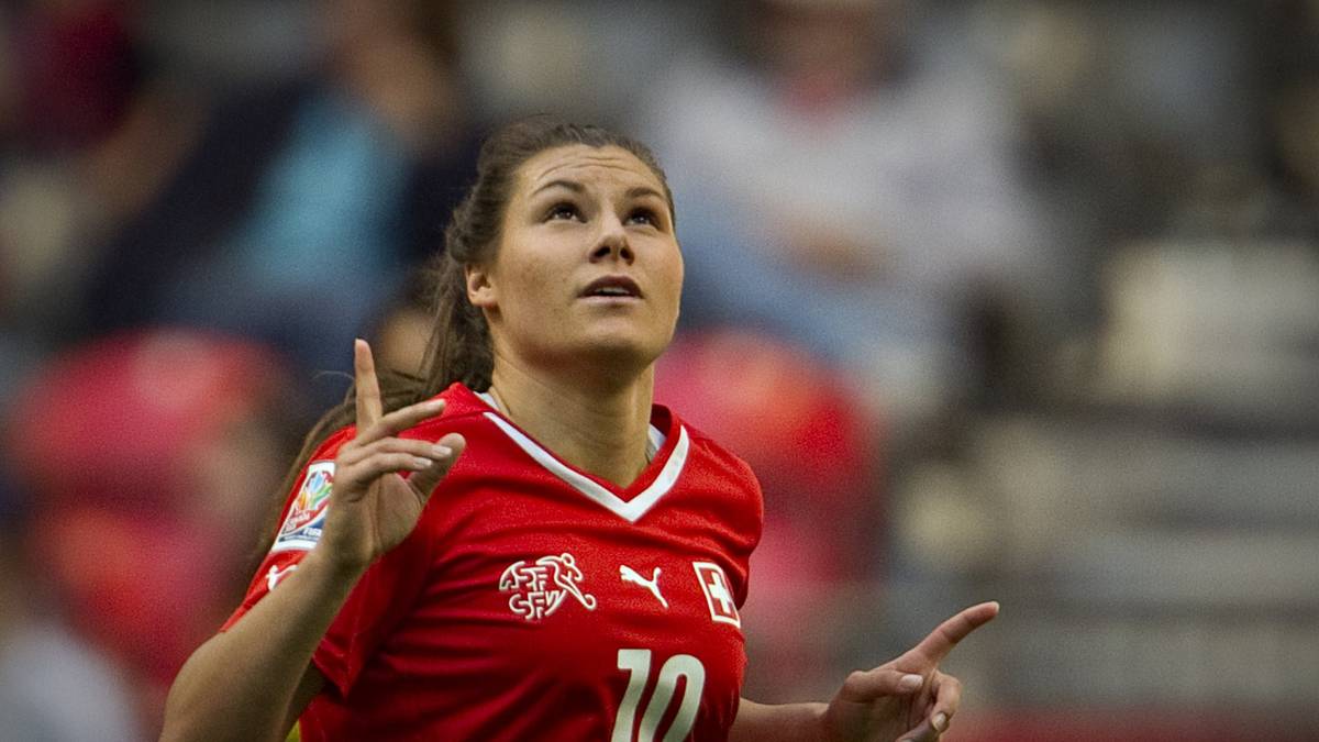 In die Bundesliga nach Wolfsburg wechselte Bachmann, die im Alter von fünf Jahren mit dem Fußball anfing, im Jahr 2015 und durfte ebenso wie Dickenmann 2016 den Pokalsieg bejubeln