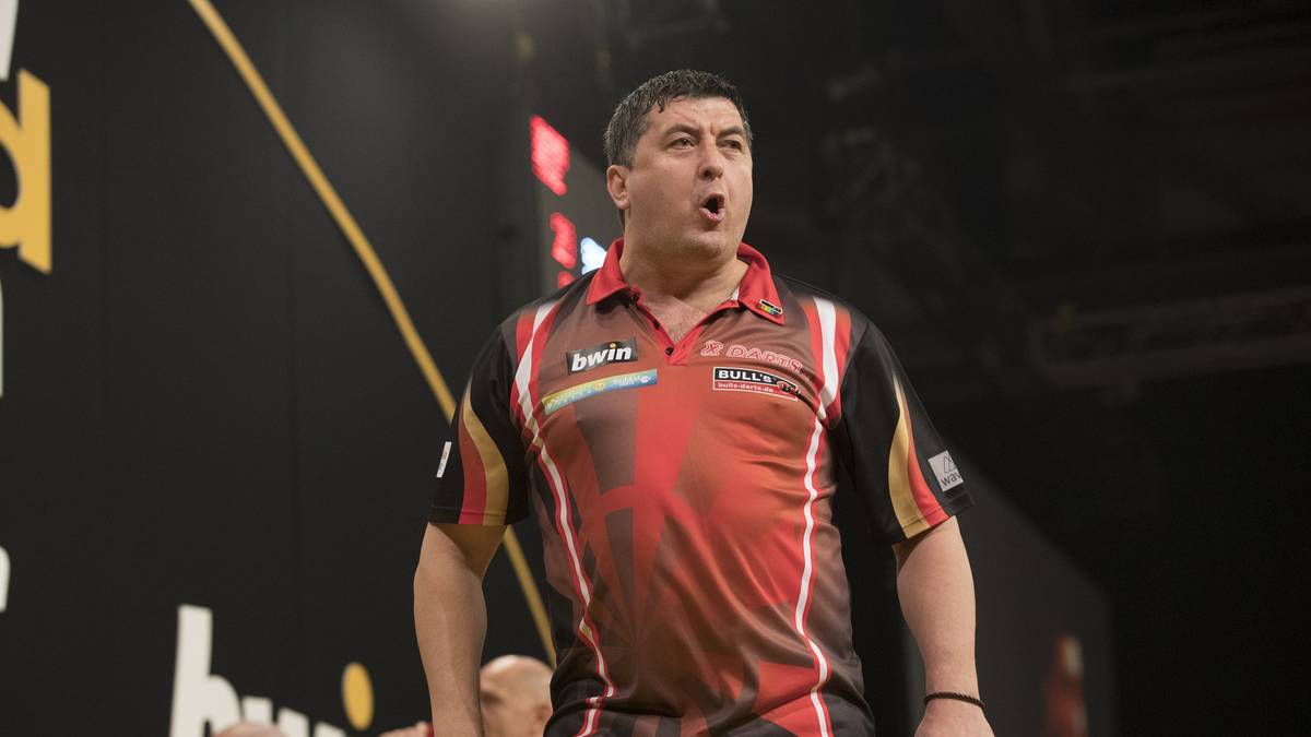 MENSUR SULJOVIC ("The Gentle", 46 Jahre, Österreich, Platz 7 in der Order of Merit): Ihm gelang 2015 der Durchbruch, die letzten beiden Jahre zeigte er besonders starke Leistungen. WM-Viertelfinale 2018. beim World Matchplay stand er im Finale und hofft mit Mentaltrainer auf den großen Wurf