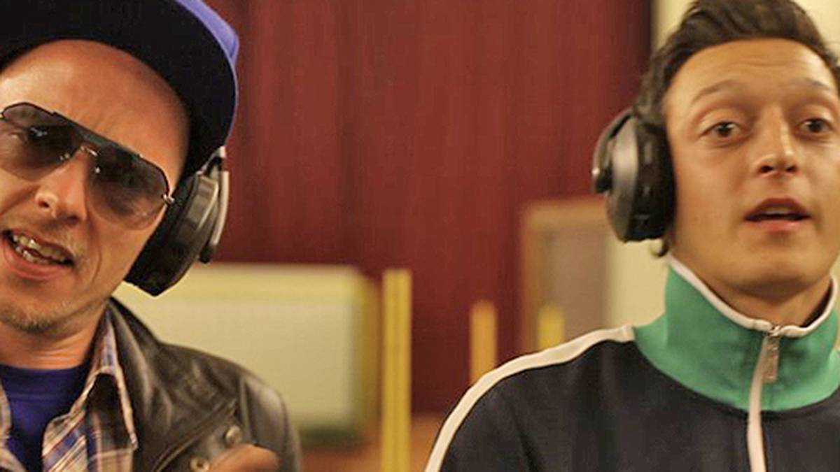 Zur WM rappt der Fußballstar mit Musiker Jan Delay