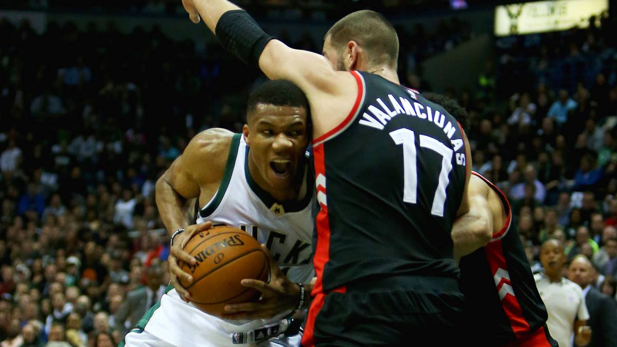 PLATZ 10 - GIANNIS ANTETOKOUNMPO (Milwaukee Bucks): "The Greek Freak" zeigt vor allem in den Playoffs seine ganze Klasse. 24,8 Punkte erzielt der 22-Jährige im Schnitt für seine Bucks. Am Ende kann aber auch er die Erstrundenniederlage gegen Toronto nicht verhindern