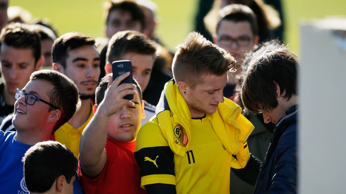 Die Fans haben es vor allem auf Marco Reus abgesehen. Der Nationalspieler ist begehrt, schreibt Autogramm um Autogramm