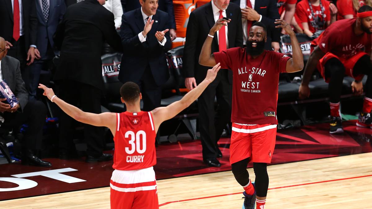 Für den furiosen Schlusspunkt sorgt Steph Curry mit einem Dreier von der Mittellinie