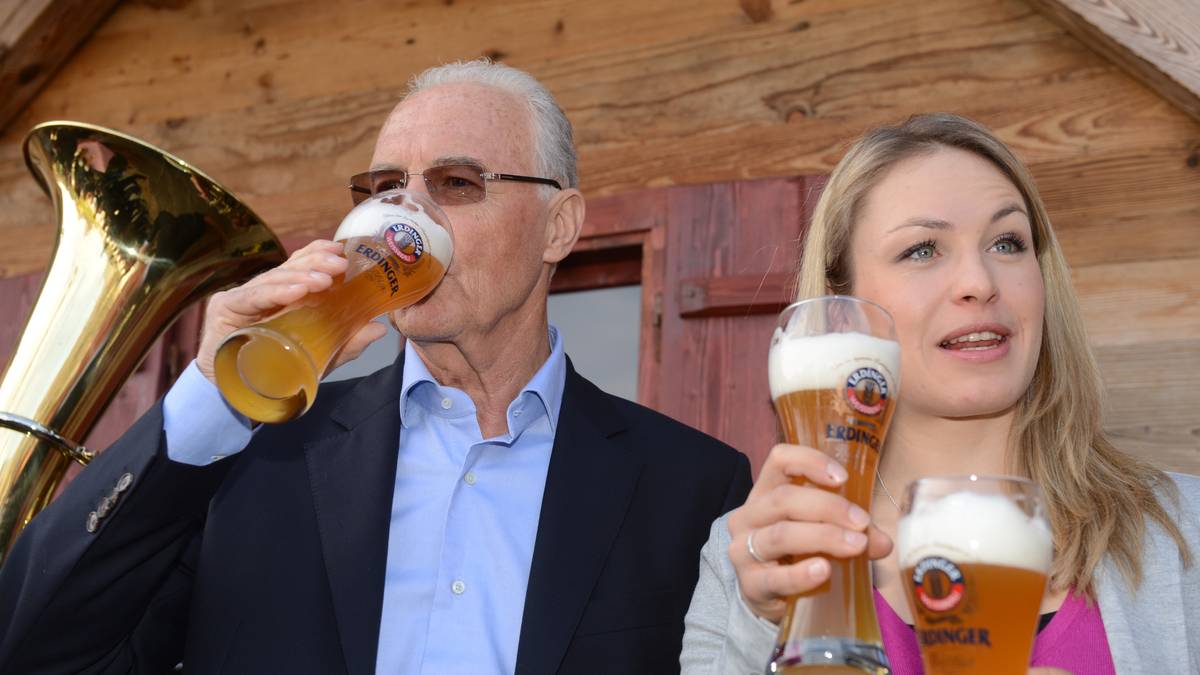 Wirklich oft trinkt Beckenbauer kein Weißbier, bis heute ernährt er sich sehr gesund und diszipliniert. Doch bei Werbeauftritten, hier gemeinsam mit Lena Neuner, muss das schon mal sein. Bei der Auswahl seiner Werbepartner ist er übrigens traditionell ein Freigeist: Wenn Bayern von Viag Interkom (heute O2) gesponsert wird, telefoniert Franz mit E-plus (heute mit O2 fusioniert), wenn Bayern Paulaner trinkt, stößt der Kaiser mit Erdinger an.  Einmal Libero, immer freischaffender Künstler
