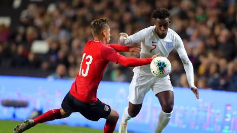 MILTON KEYNES, ENGLAND - OCTOBER 15: Callum Hudson-Odoi of England is challenged by Lukas Malicsek of Austria during the UEFA Under 21 Championship Qualifier between England and Austria at Stadium mk on October 15, 2019 in Milton Keynes, England. (Photo by James Chance/Getty Images)
