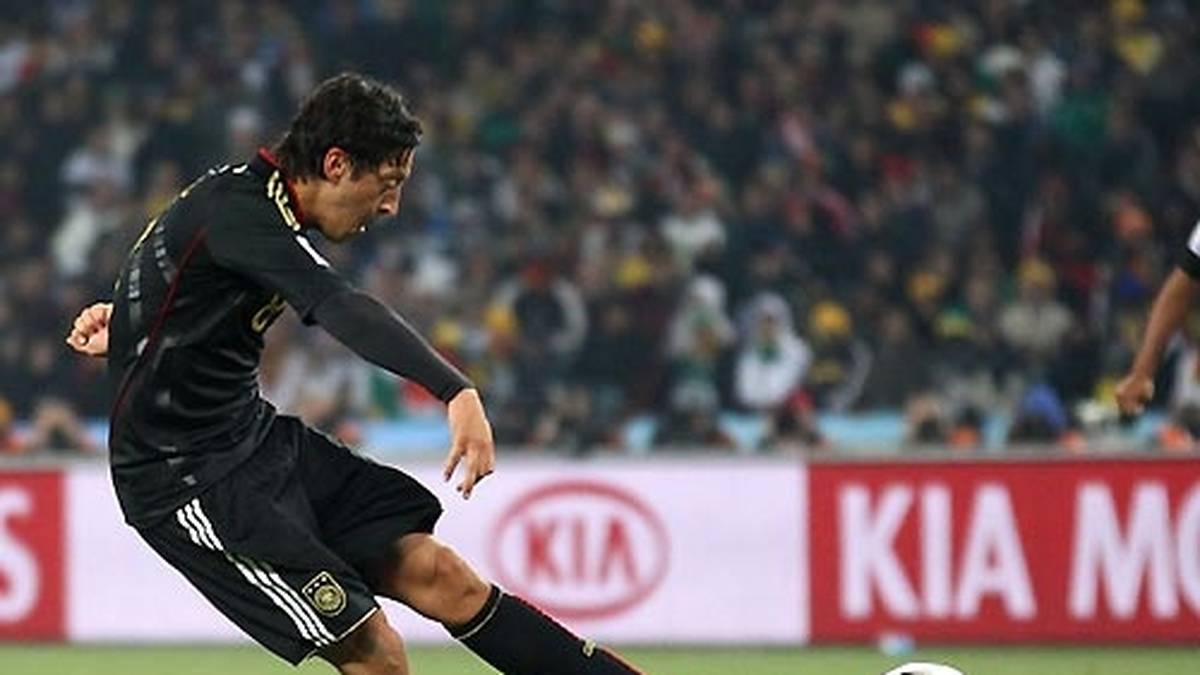 Danach allerdings hakte es: Nach dem 0:1 gegen Serbien sicherte erst ein 1:0-Zittersieg über Ghana durch ein Tor von Mesut Özil den Einzug ins Achtelfinale