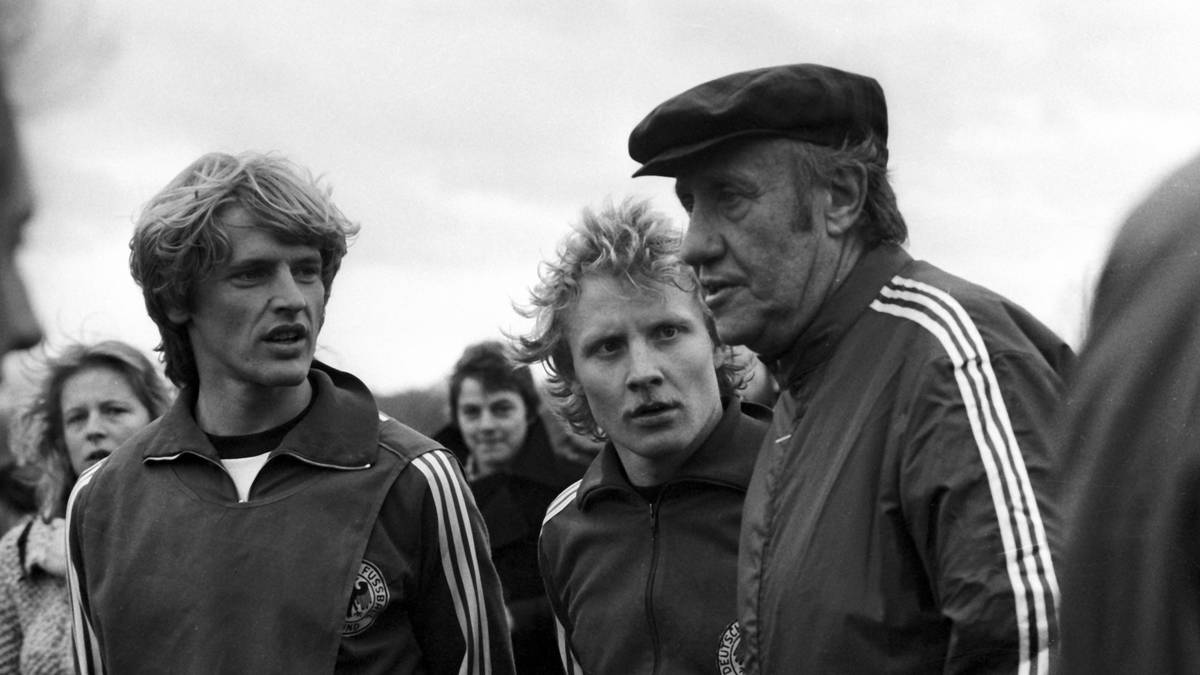 Im Vorfeld der WM 1978 in Argentinien steht er anfangs im Kader, wird dann aber aussortiert. Irgendwie steht Bundestrainer Helmut Schön (r.) nicht auf den "komischen Stürmer", so Burgsmüller über Burgsmüller