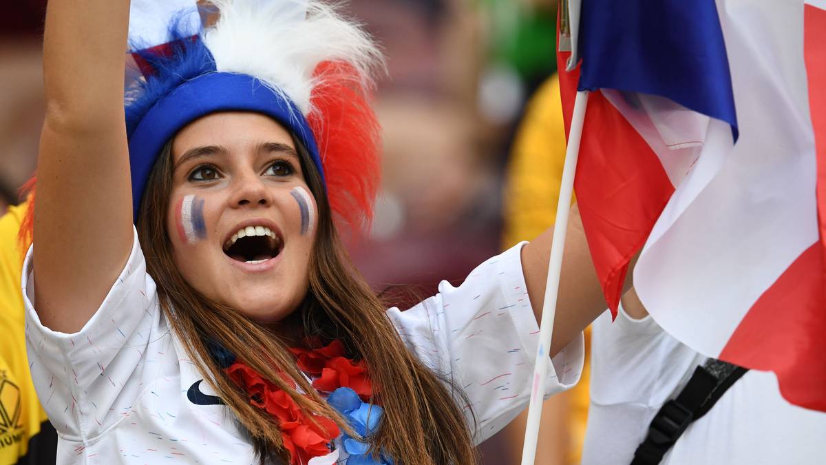 Trotz der ersten Nullnummer dieser WM, freut sich diese Frankreich-Anhängerin nach Spiel gegen Dänemark über den Einzug ins Achtelfinale